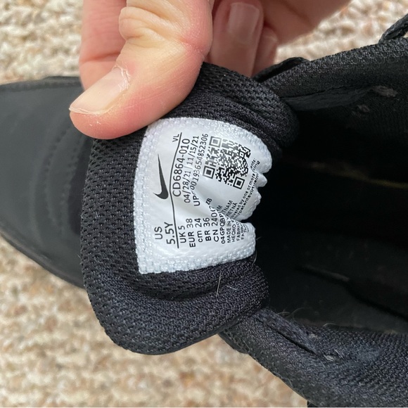 Black Nike Air Max - Picture 2 of 3